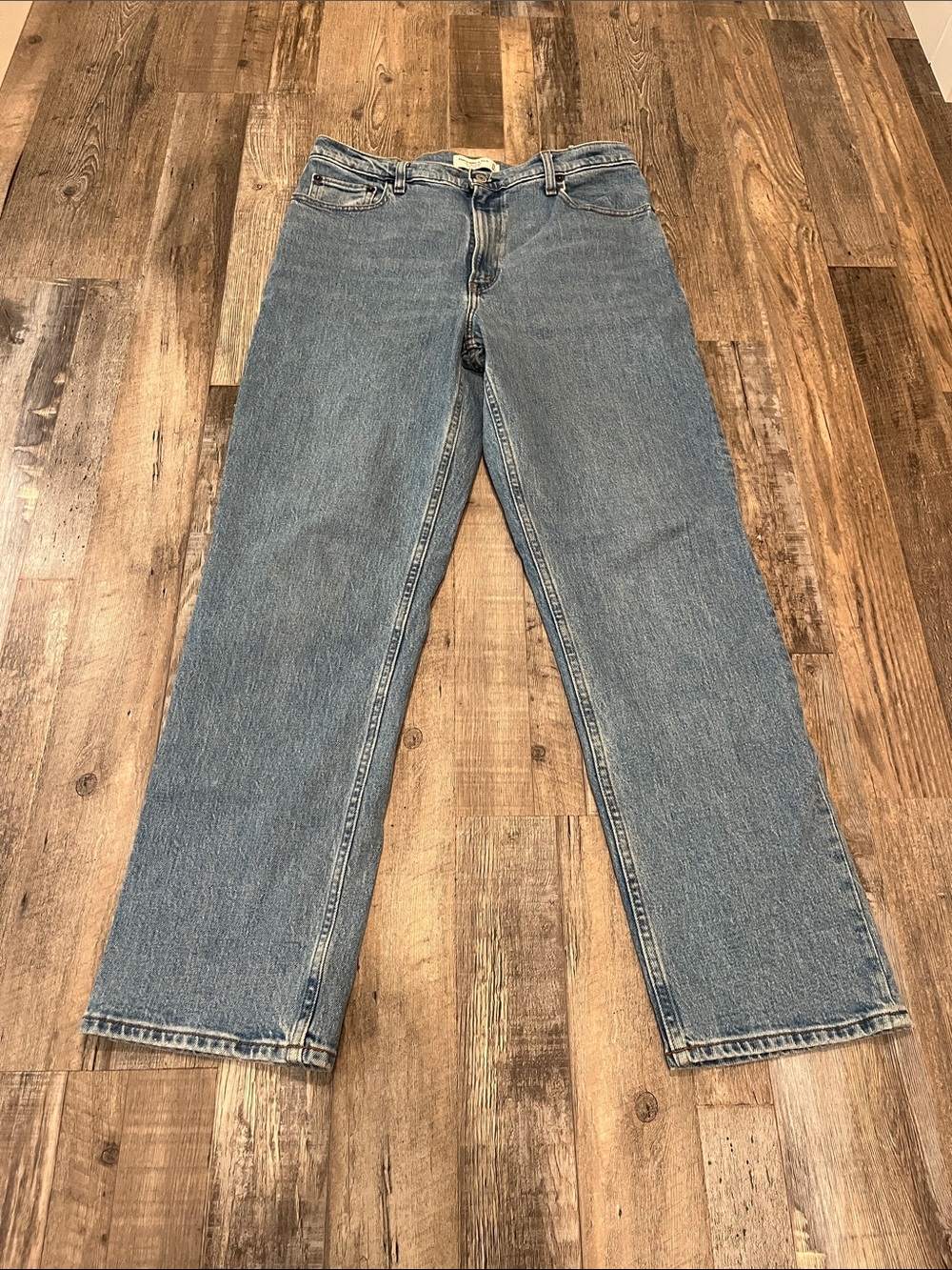 Abercrombie & Fitch Women’s The 90’s Straight Ultra High Rise Size 31 Light Wash